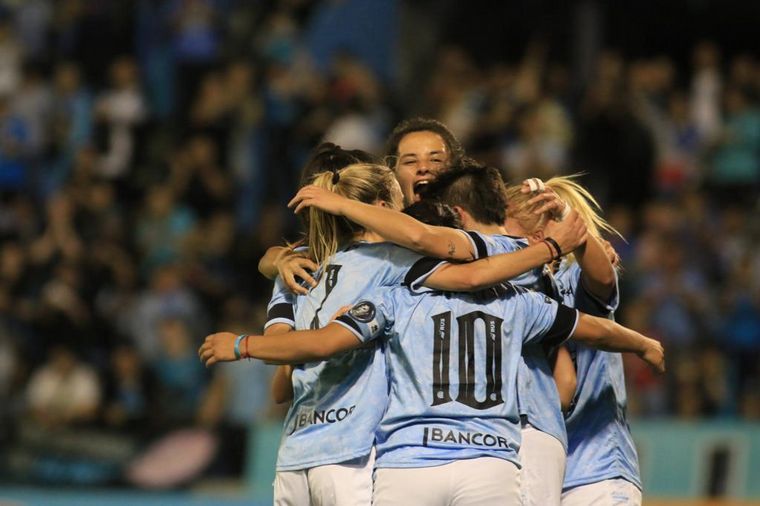 El plantel del "Celeste" se abraza en el festejo del primer tanto ante Puerto Nuevo.