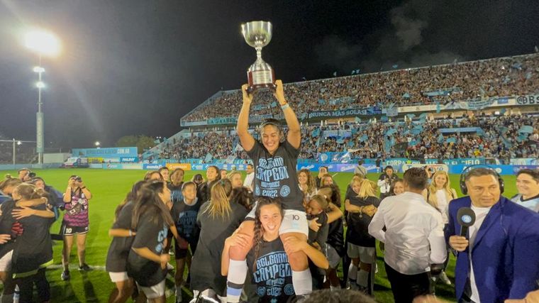 FOTO: Las jugadoras de Belgrano festejando el título en Alberdi.