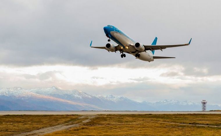 Por el tipo de cambio e impuestos, cada vez más argentinos vacacionan en el país.