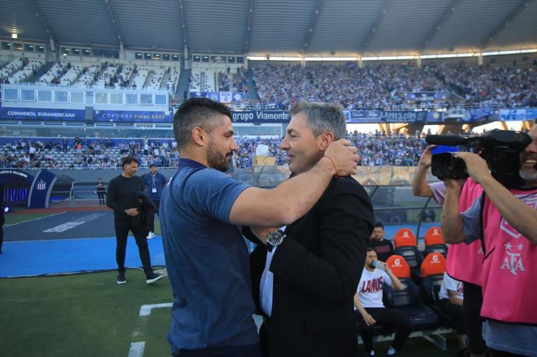 FOTO: Frank Darío Kudelka y Javier Gandolfi se dieron un gran abrazo antes del partido.