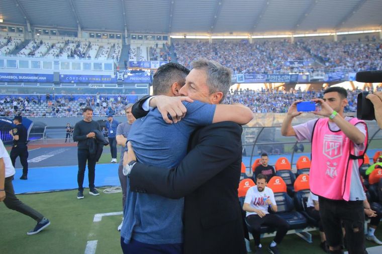 Frank Darío Kudelka y Javier Gandolfi se dieron un gran abrazo antes del partido.