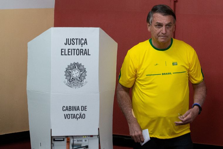 FOTO: Jair Bolsonaro durante la votación en la primera vuelta.