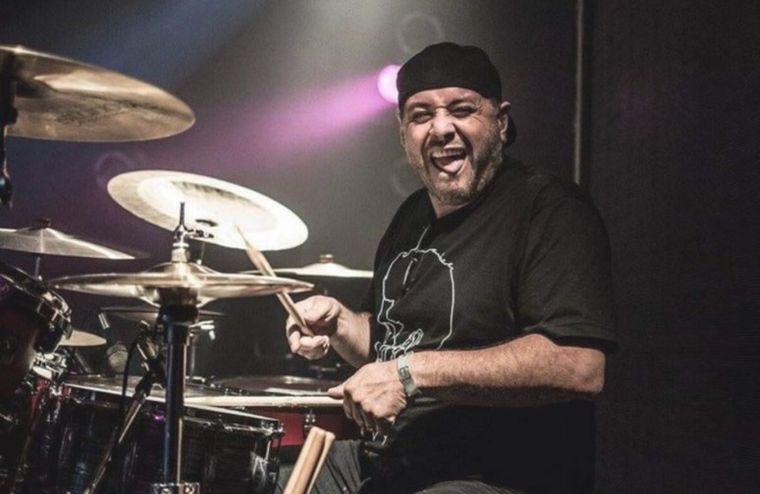 FOTO: Murió en pleno concierto Bin Valencia, ex baterista de Almafuerte. Foto: Emma Distilo