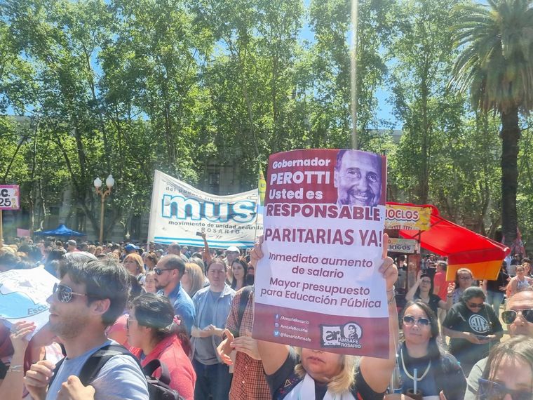 FOTO: El reclamo de los docentes y mensajes contra el gobernador Omar Perotti.