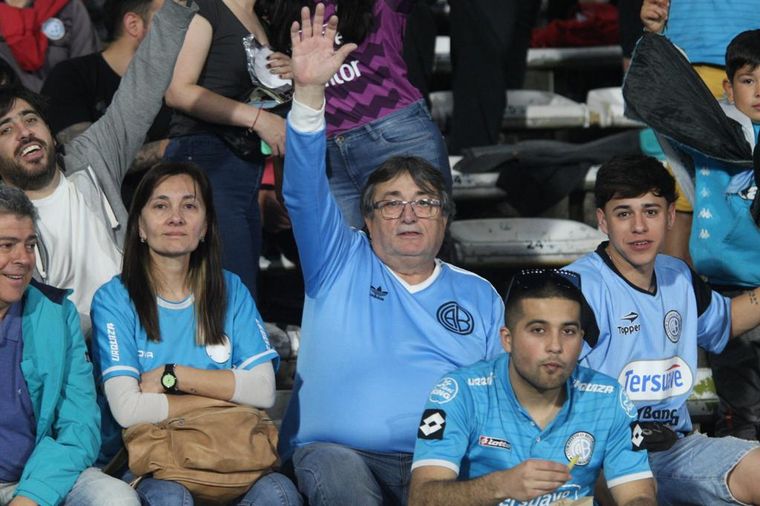 Una multitud vistió de celeste el coliseo del fútbol cordobés.