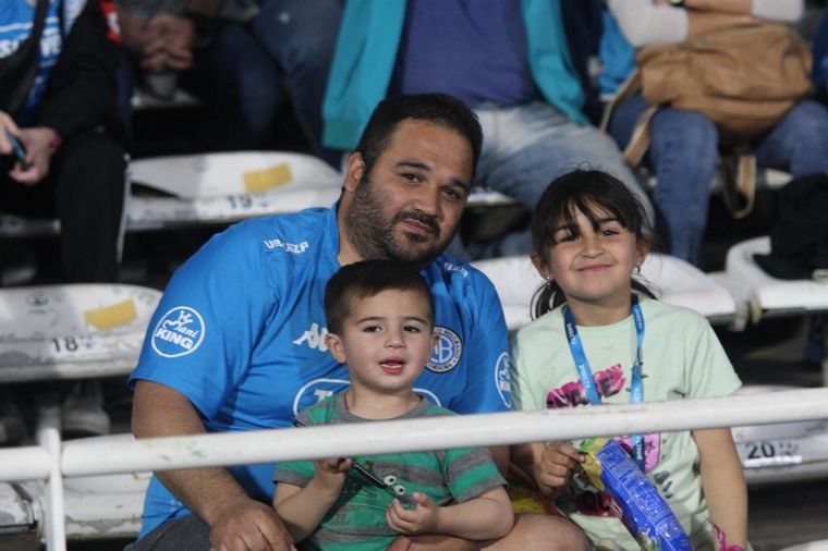 Una multitud vistió de celeste el coliseo del fútbol cordobés.