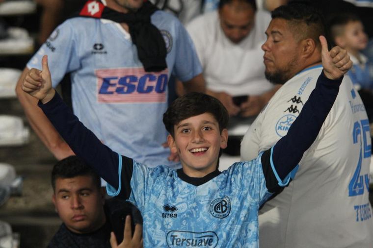 Una multitud vistió de celeste el coliseo del fútbol cordobés.