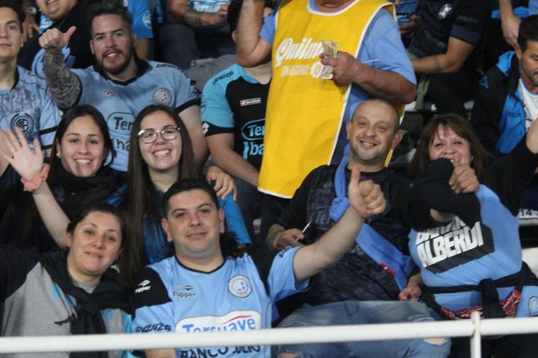 Una multitud vistió de celeste el coliseo del fútbol cordobés.