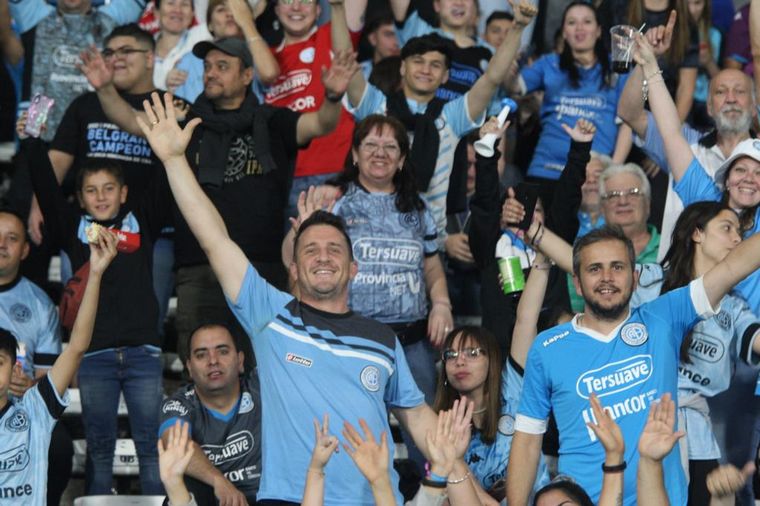 Una multitud vistió de celeste el coliseo del fútbol cordobés.