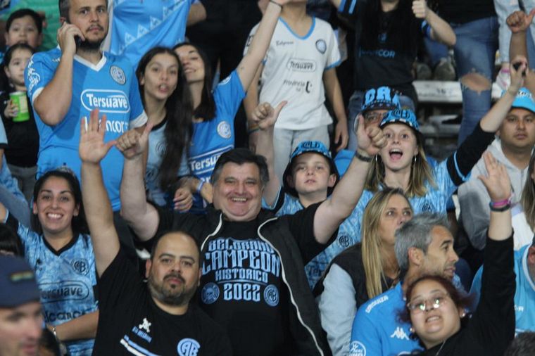 Una multitud vistió de celeste el coliseo del fútbol cordobés.