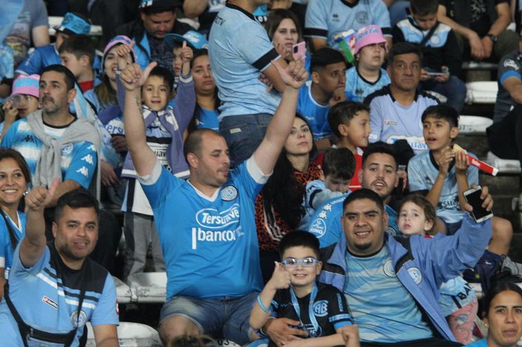 Una multitud vistió de celeste el coliseo del fútbol cordobés.
