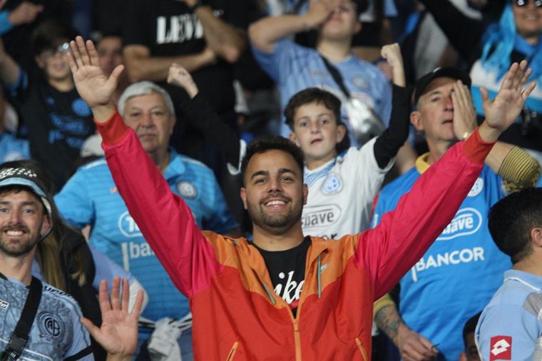 Una multitud vistió de celeste el coliseo del fútbol cordobés.