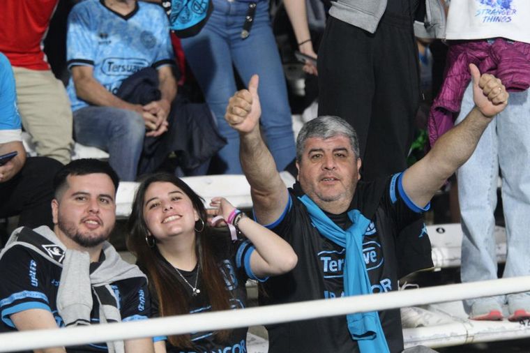 Una multitud vistió de celeste el coliseo del fútbol cordobés.