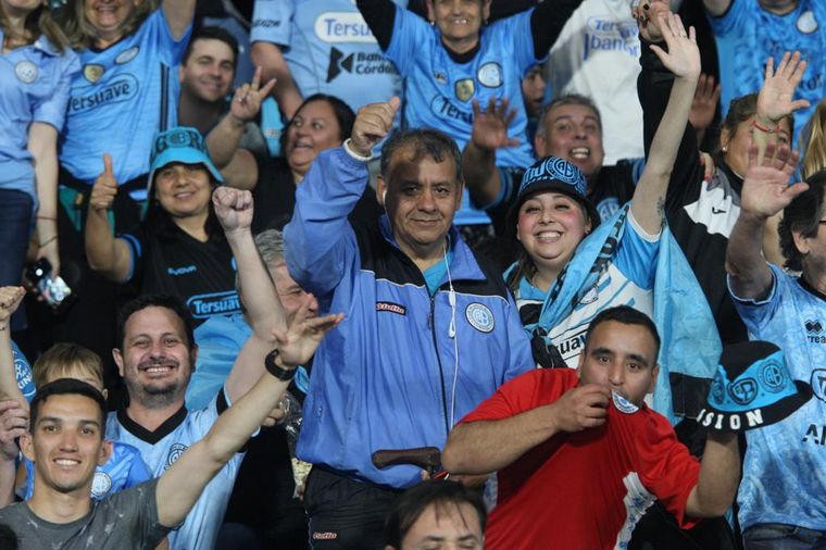 Una multitud vistió de celeste el coliseo del fútbol cordobés.