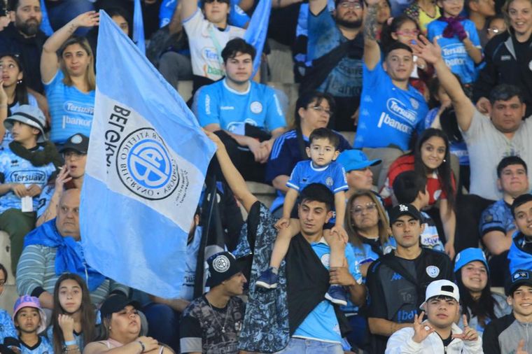 Una multitud vistió de celeste el coliseo del fútbol cordobés.