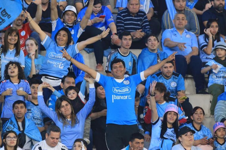 Una multitud vistió de celeste el coliseo del fútbol cordobés.