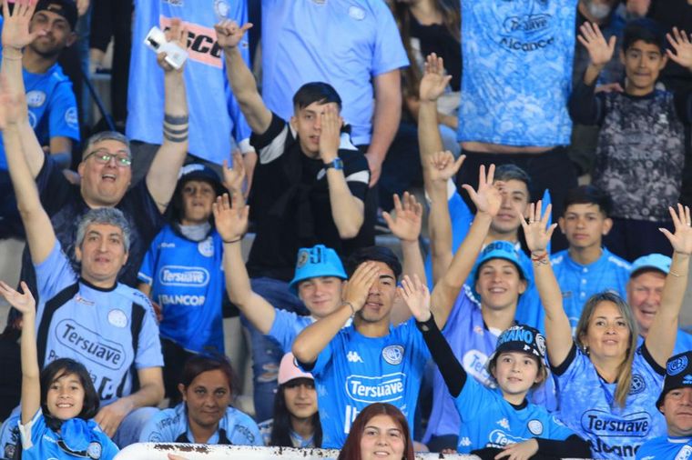 Una multitud vistió de celeste el coliseo del fútbol cordobés.