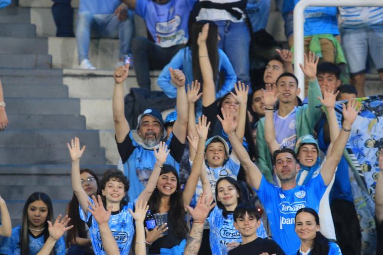Una multitud vistió de celeste el coliseo del fútbol cordobés.
