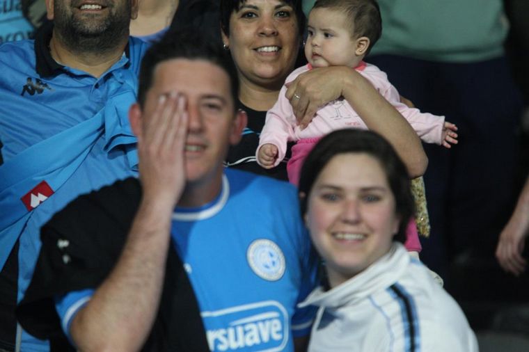 Una multitud vistió de celeste el coliseo del fútbol cordobés.
