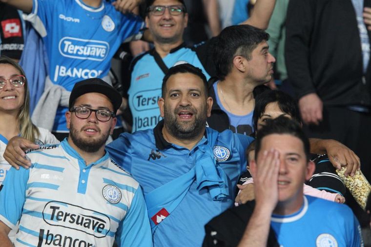 Una multitud vistió de celeste el coliseo del fútbol cordobés.