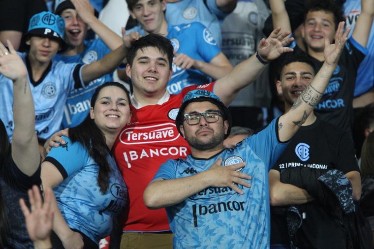 Una multitud vistió de celeste el coliseo del fútbol cordobés.