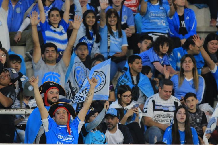Una multitud vistió de celeste el coliseo del fútbol cordobés.