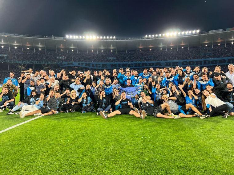 El plantel del campeón, recibido por una multitud.