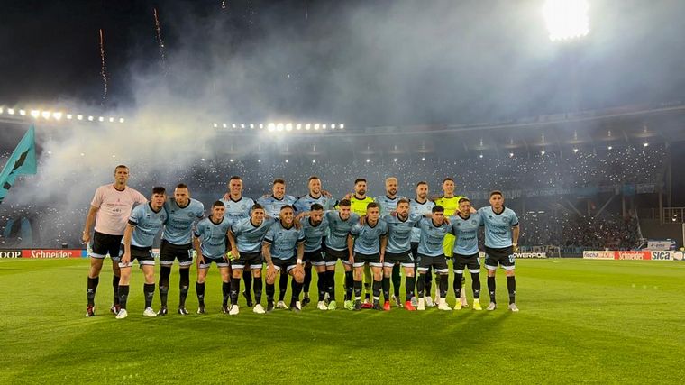 El plantel del campeón, recibido por una multitud.