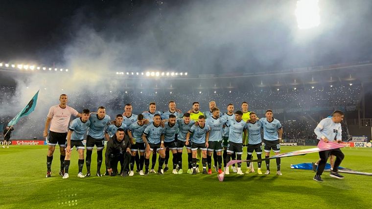 El plantel del campeón, recibido por una multitud.