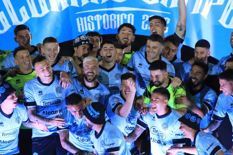 "El Pirata" celebró un título histórico ante una multitud.