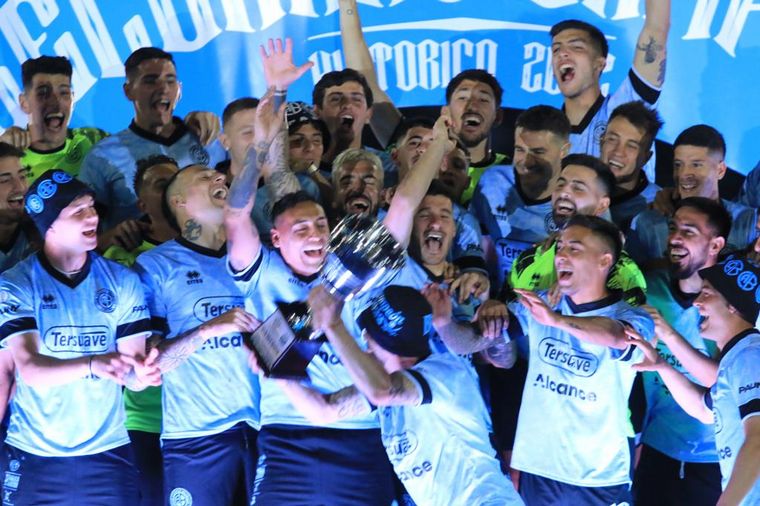 "El Pirata" celebró un título histórico ante una multitud.