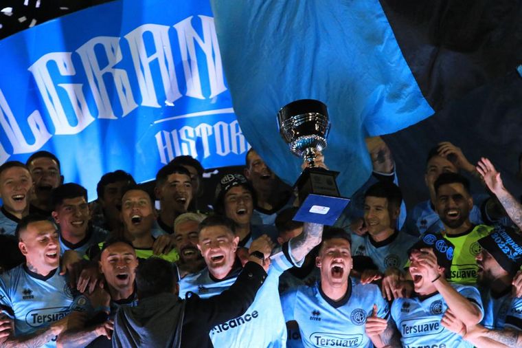 "El Pirata" celebró un título histórico ante una multitud.