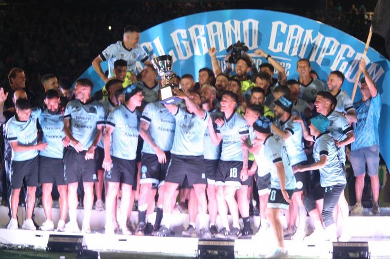 "El Pirata" celebró un título histórico ante una multitud.