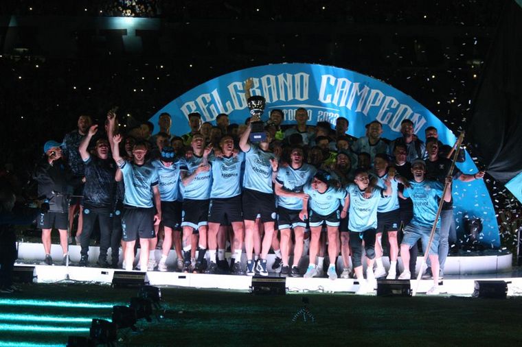 "El Pirata" celebró un título histórico ante una multitud.