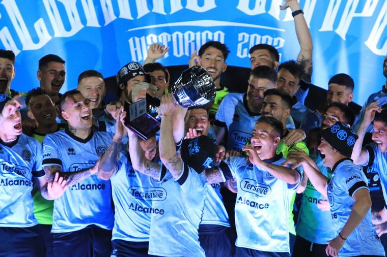 "El Pirata" celebró un título histórico ante una multitud.