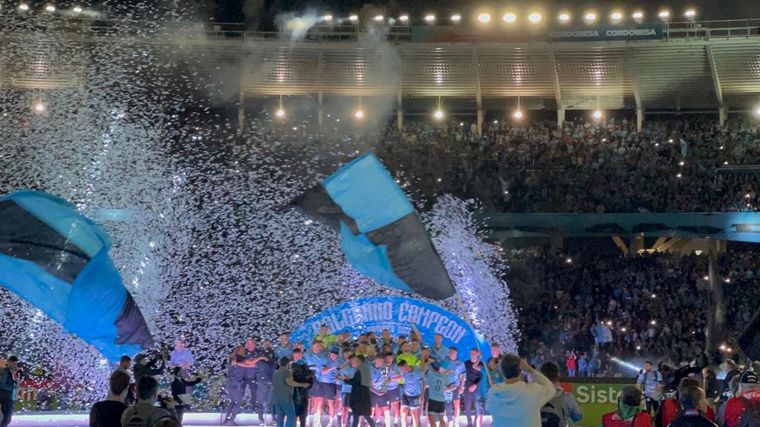 "El Pirata" celebró un título histórico ante una multitud.