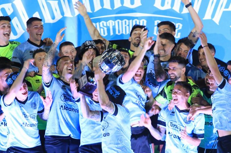 "El Pirata" celebró un título histórico ante una multitud.