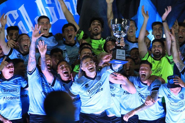 "El Pirata" celebró un título histórico ante una multitud.