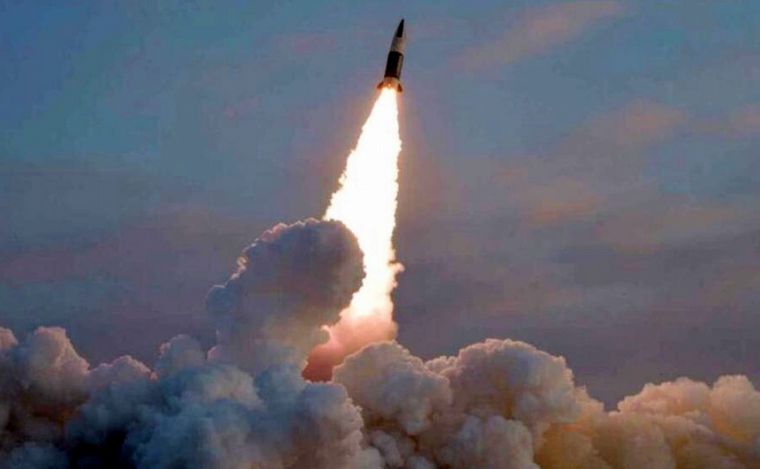 FOTO: Corea del Norte lanzó un nuevo misil y culpó a Seúl por la tensión en la frontera