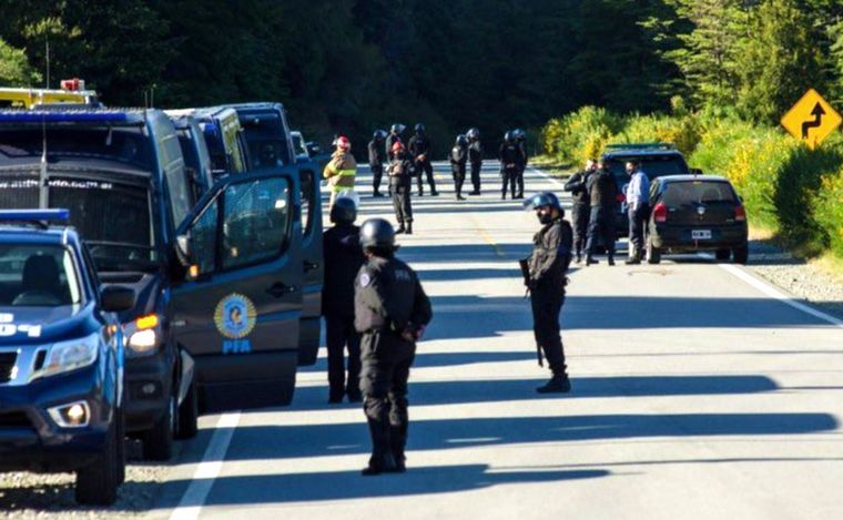 Operativo para desalojar a mapuches (Foto: @DeAcaEnMasOk)