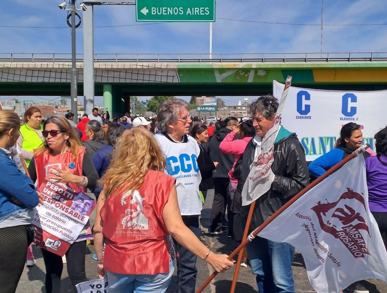 Casiello, Secretario General de Amsafé Rosario se encuentra presente en el lugar.