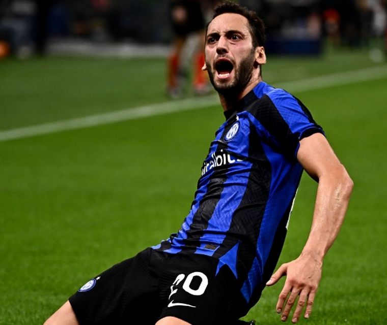 Hakan Çalhanoğlu grita el gol del triunfo del Inter (Foto: @ChampionsLeague)