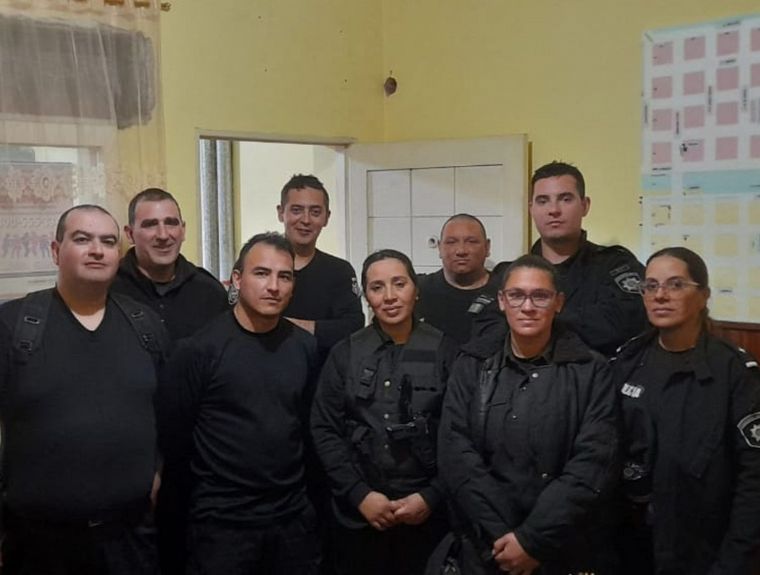 Equipo completo de la Comisaría de Los Molinos junto a Silvia y María Laura Angulo.