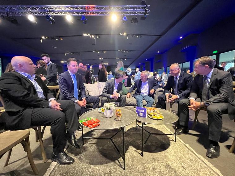 Dirigentes políticos y del empresariado participan del encuentro de la UIC.