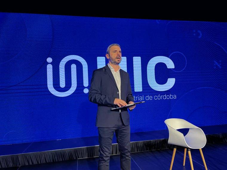 El periodista de Cadena 3, Guillermo López, presenta el evento.