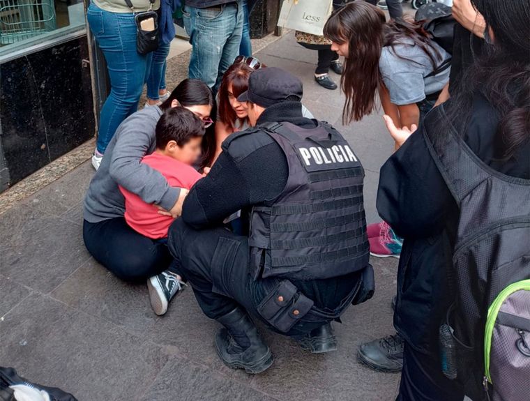 FOTO: Susto por un nene perdido en la peatonal Córdoba mientras estaba con su mamá