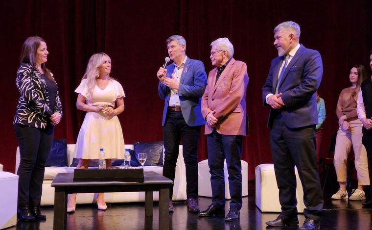 Homenaje a Rony Vargas por su difusión del libro en la radiofonía.