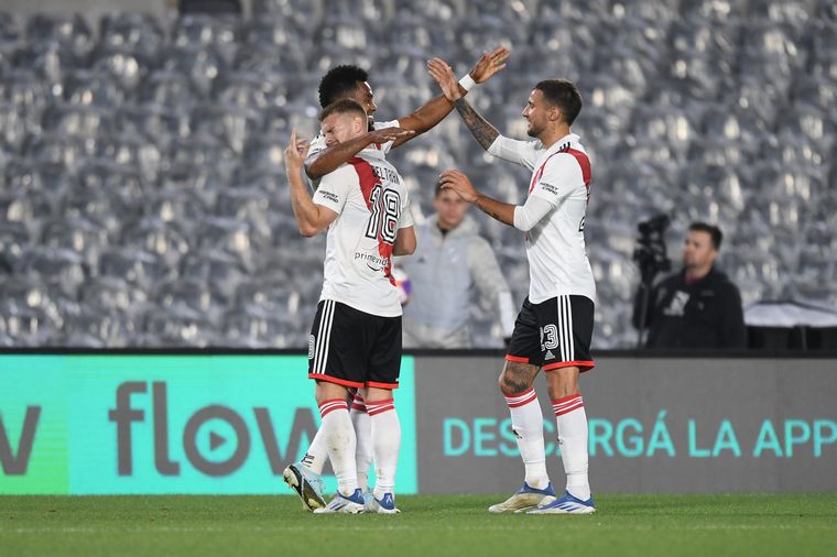 Los jugadores de River celebran uno de los goles.