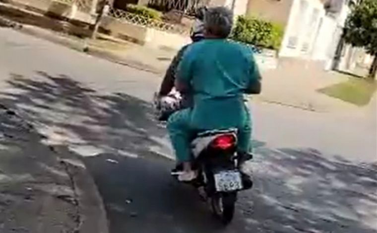 FOTO: Una ambulancia olvidó al médico en la calle y un motoquero lo llevó al hospital.