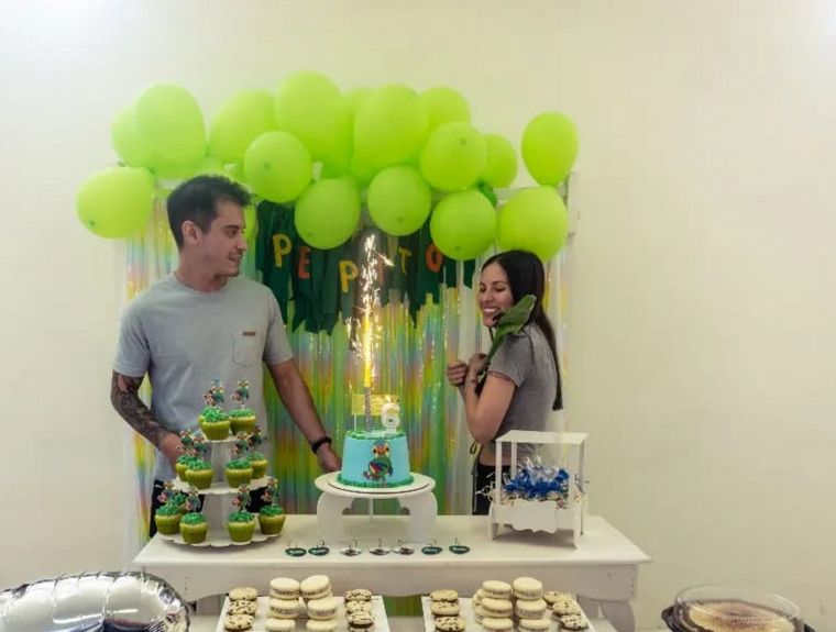 FOTO: Una pareja celebró el cumpleaños de su mascota con mesa dulce, 60 invitados y piñata.